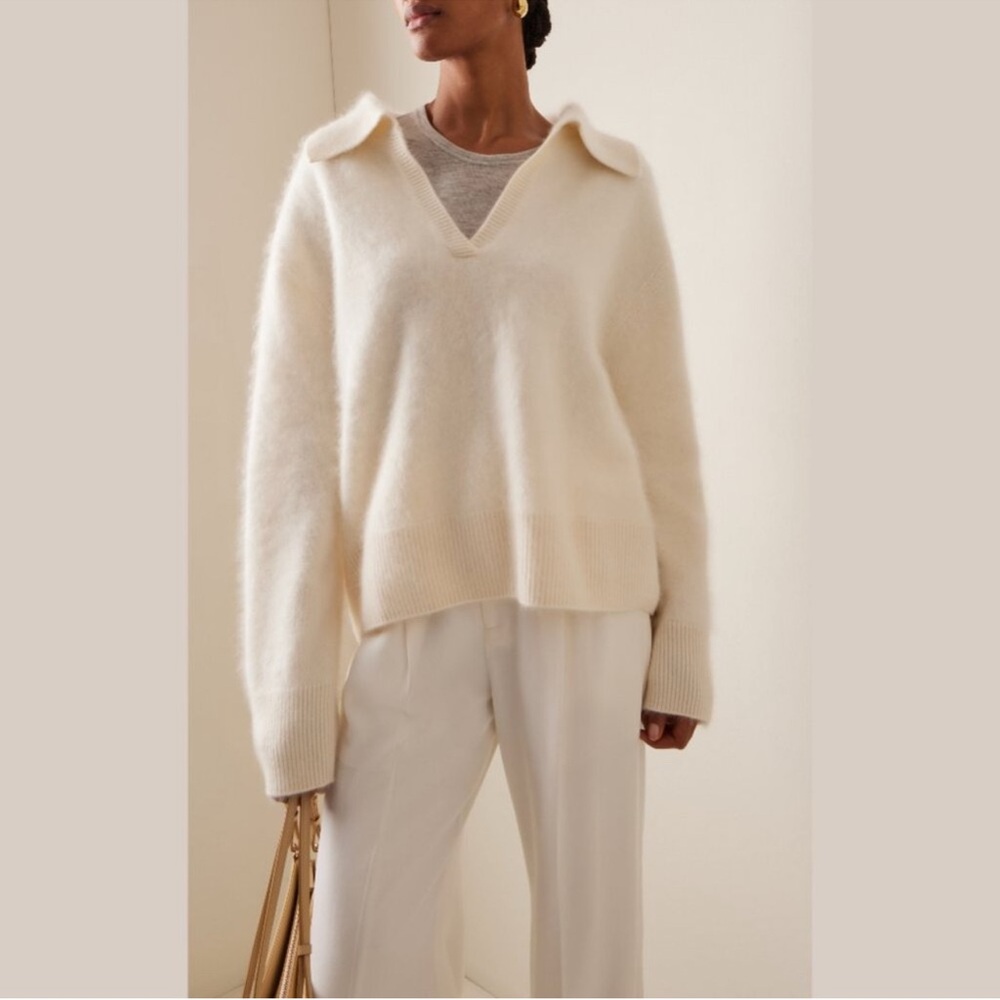 Lisa yang Kerry brushed cashmere sweater.